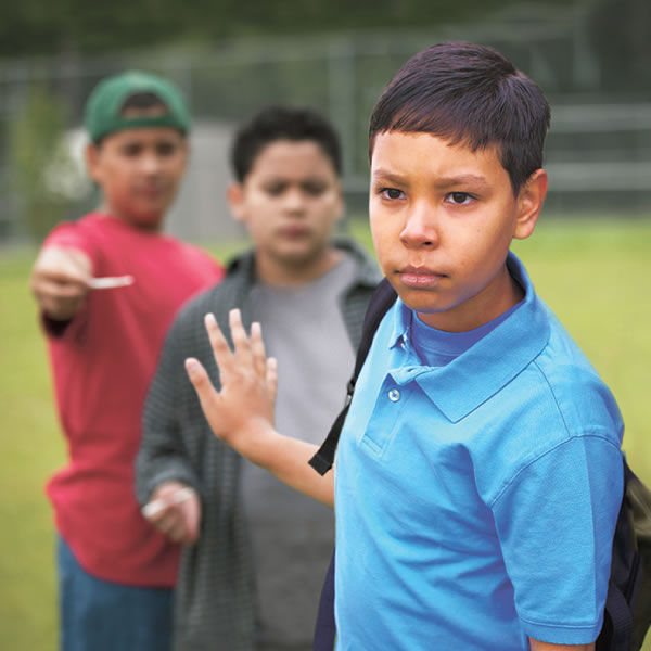 Seorang anak menolak godaan teman-teman untuk merokok