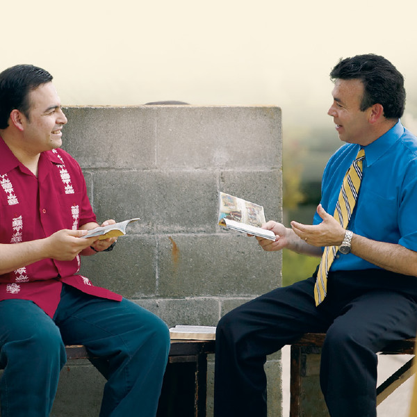 Seorang saudara sedang memandu pelajaran Alkitab dengan seorang pria.