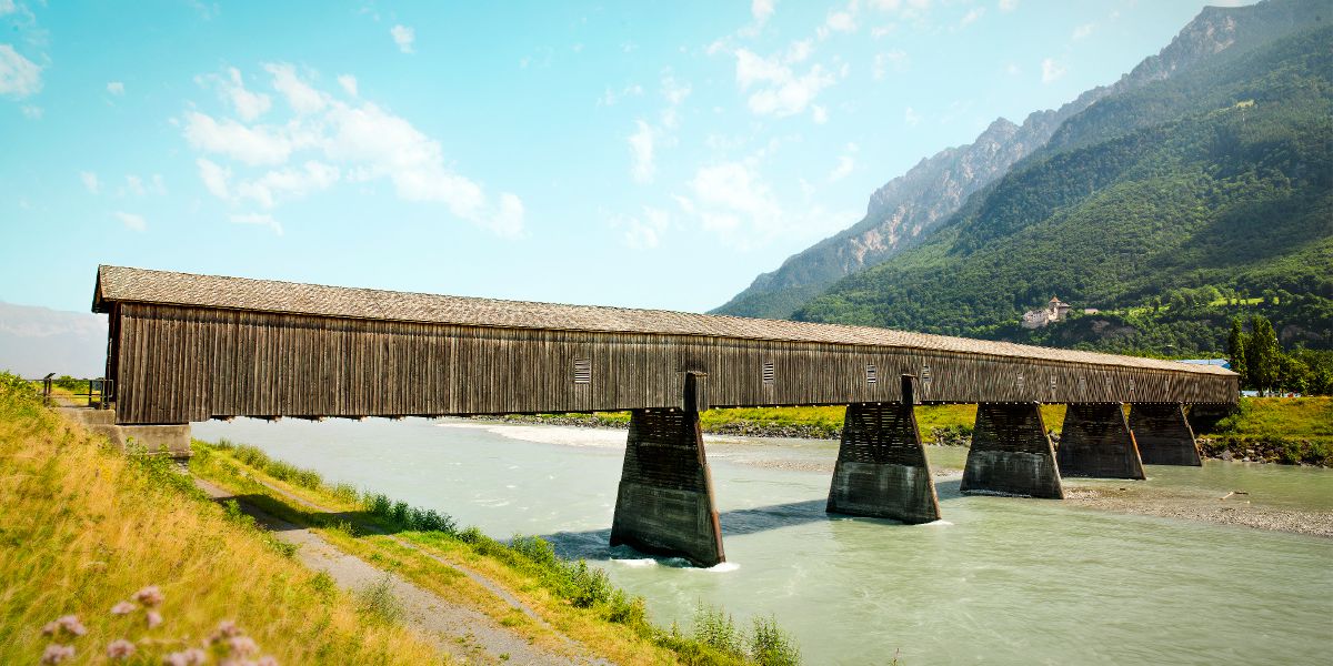 Jembatan beratap di atas sungai di Liechtenstein