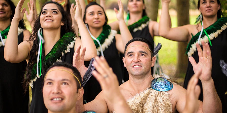 Orang Maori sedang bernyanyi