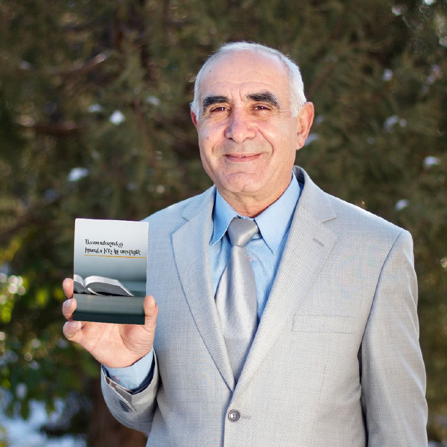 Seorang pria di Armenia memegang buku yang diterjemahkan oleh Saksi-Saksi Yehuwa