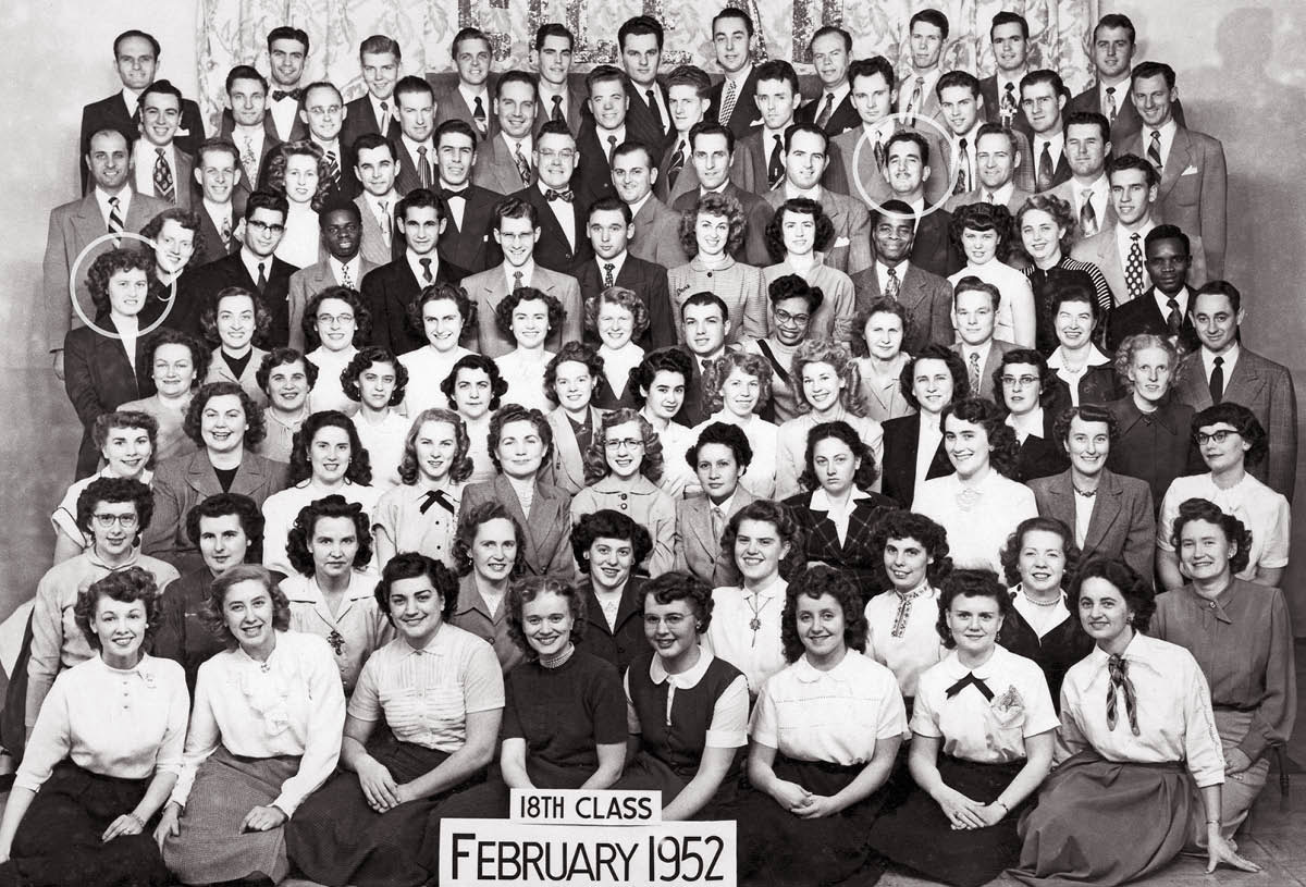 Eugene dan Camilla bersama teman-teman sekelas mereka pada hari wisuda Sekolah Gilead kelas ke-18, Februari 1952.