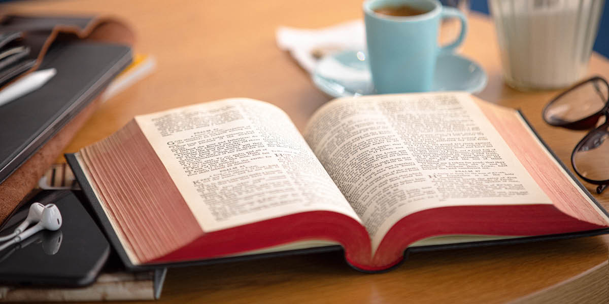 Alkitab yang terbuka.