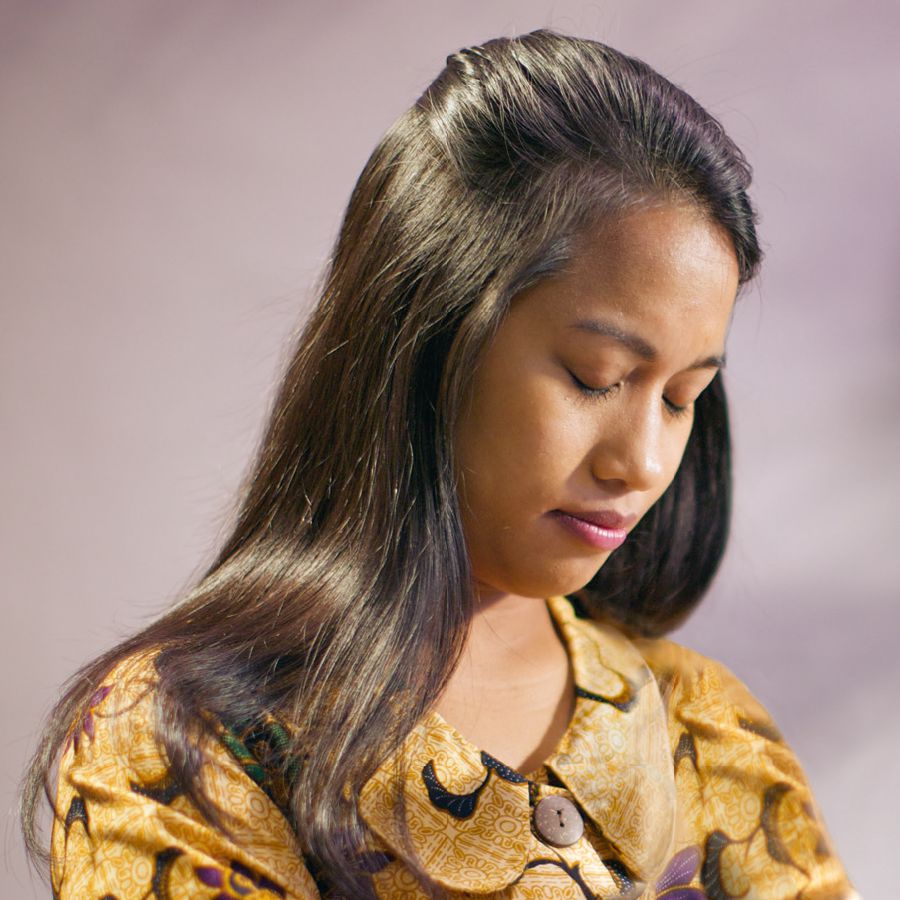 Seorang wanita berdoa