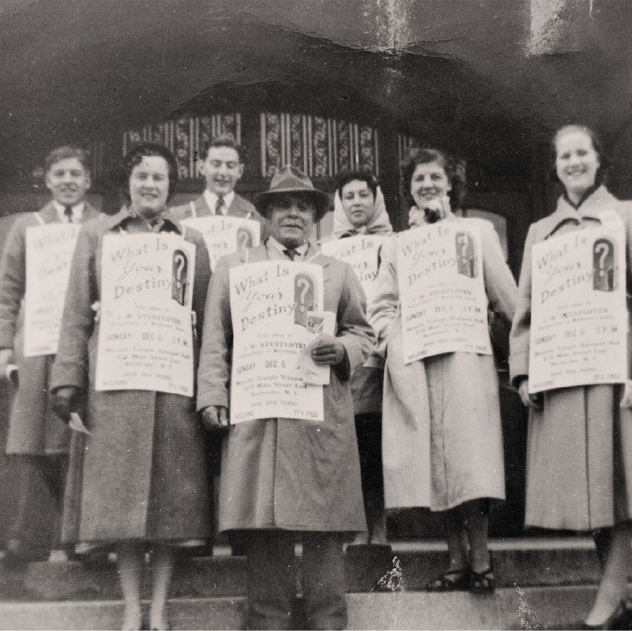 Denton Hopkinson bersama saudara-saudari mengumumkan sebuah khotbah umum pada 1953