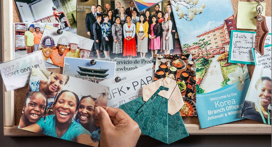 Berbagai foto dan kenang-kenangan yang dimiliki seorang anak muda yang melayani sepenuh waktu