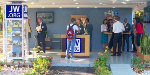 Gambar di hlm. 158, 159