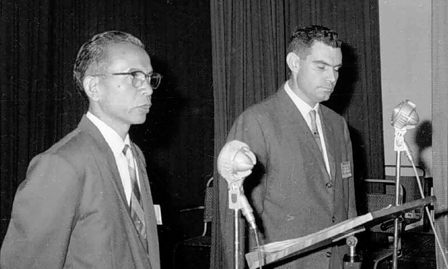 Ronald Jacka dan seorang penerjemah pada Kebaktian ”Kabar Kesukaan yang Kekal” tahun 1963