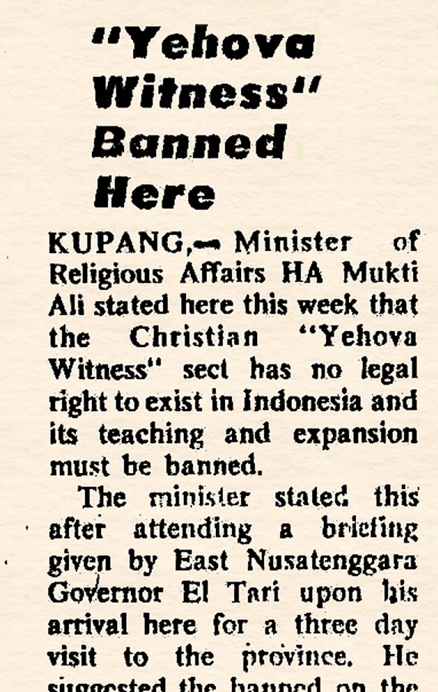 Sebuah surat kabar memuat berita pembekuan Saksi-Saksi Yehuwa di Indonesia, Desember 1976