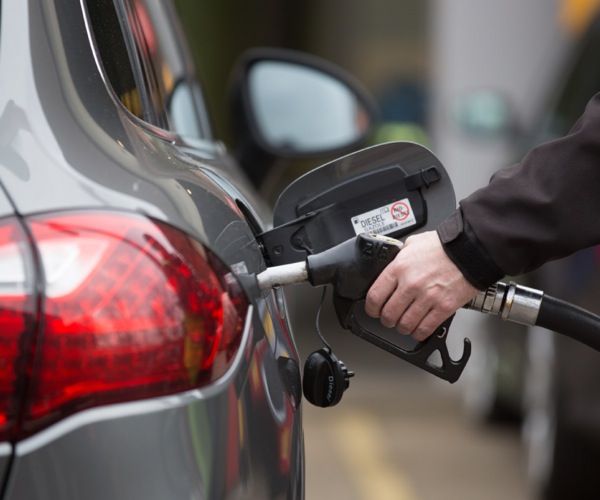 Nwoke na-agbanye gas n’ụgbọala