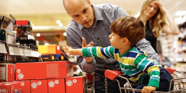 Nwatakịrị chọrọ iwere ụgbọala ụmụaka ma papa ya ekweghị