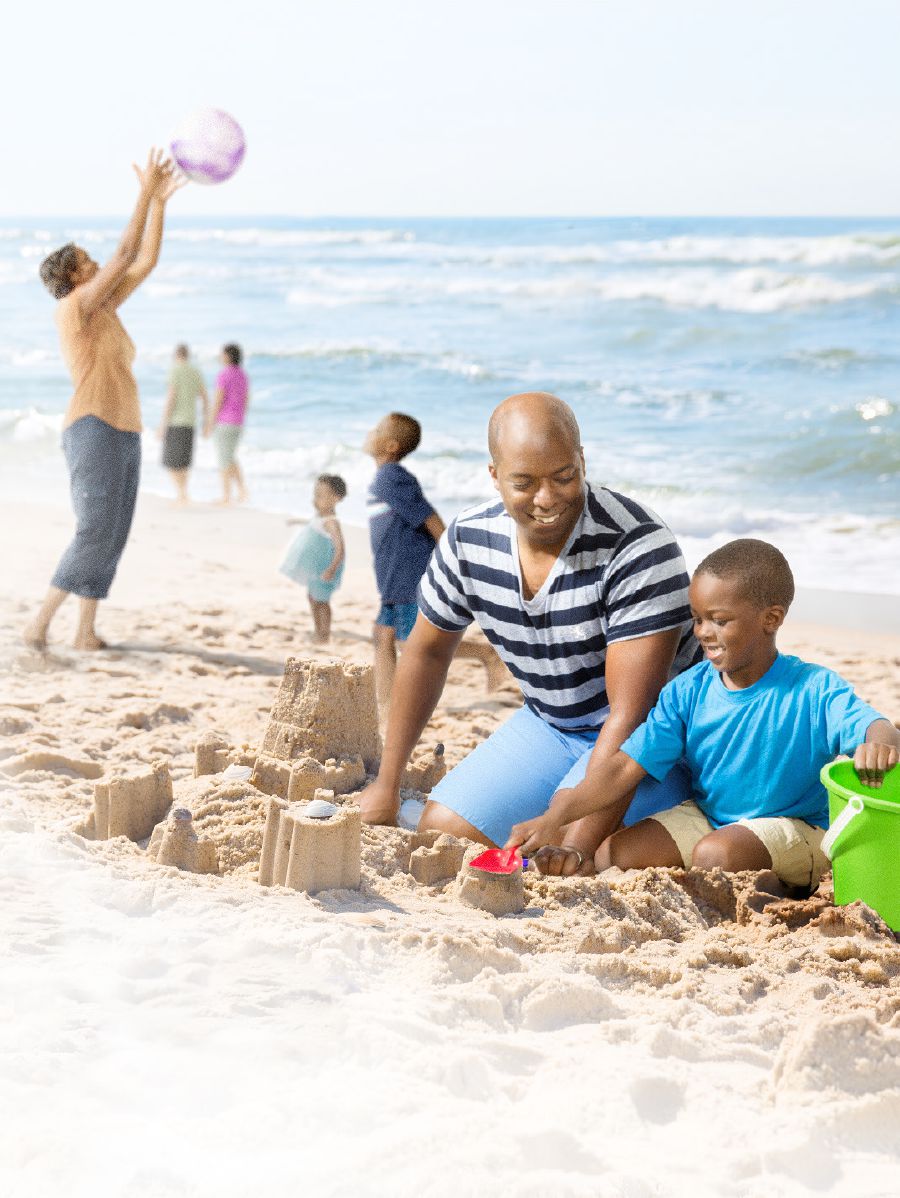 Ebe nwoke na ezinụlọ ya nọ n’ikpere mmiri na-egwu egwu