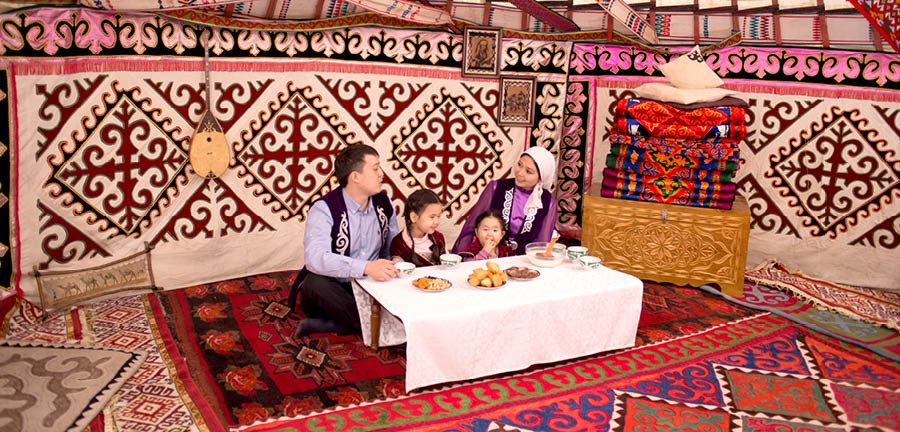 Ebe otu ezinụlọ nọ n’ime ụlọ yurt