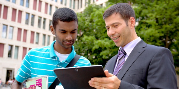 Ebe Onyeàmà Jehova aha ya bụ Boniface na-egosi otu nwoke ihe na jw.org