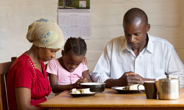 Ebe Paul na-edu ezinụlọ ya n’ekpere tupu ha erie obere nri ha nwere