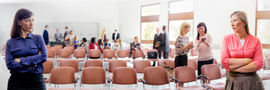 Ebe ụmụnna nwaanyị abụọ na-ele ibe ha anya ọjọọ