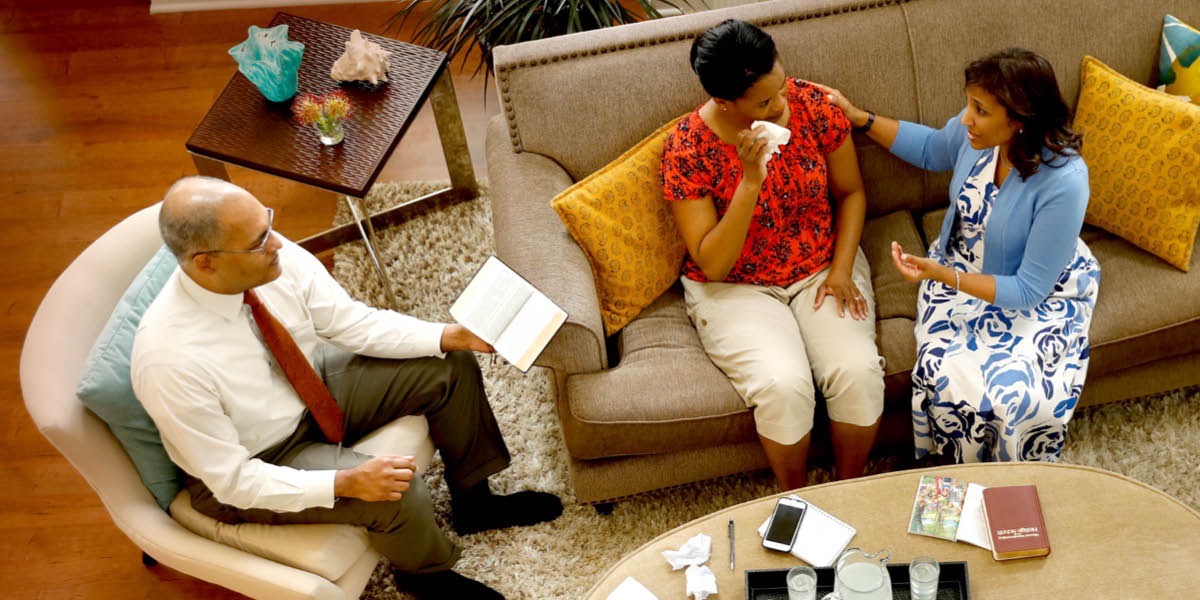 Ebe otu di na nwunye ji Baịbụl na-akasi otu nwaanyị obi