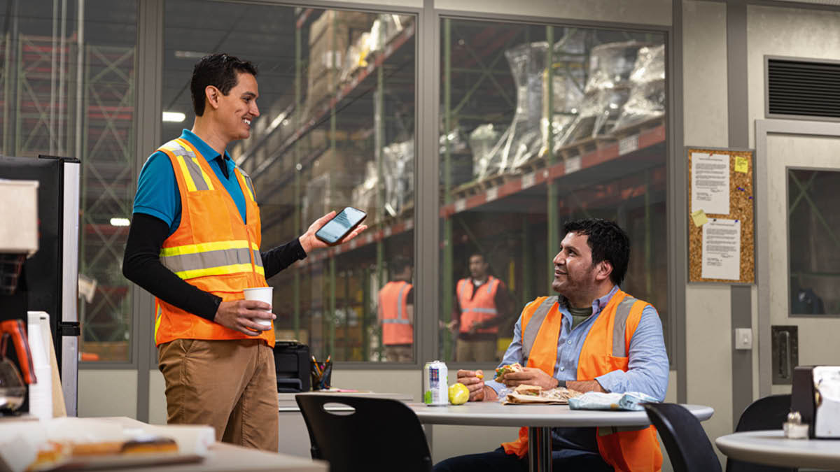 One brother de use Bible wey dey e phone preach to e coworker when them dey break.