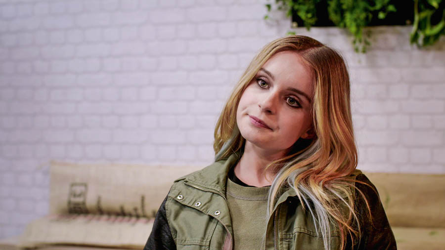 A scene from the video ‘Experience the Joy of Disciple-Making​—Improve Your Skills—​Teaching With Enthusiasm.’ Jade appears bored during her Bible study.