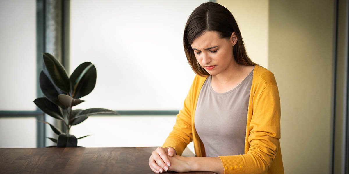 A sister praying before reading the Bible.
