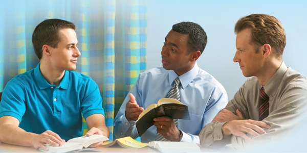 Tveir vottar Jehóva hjálpa manni að kynna sér Biblíuna