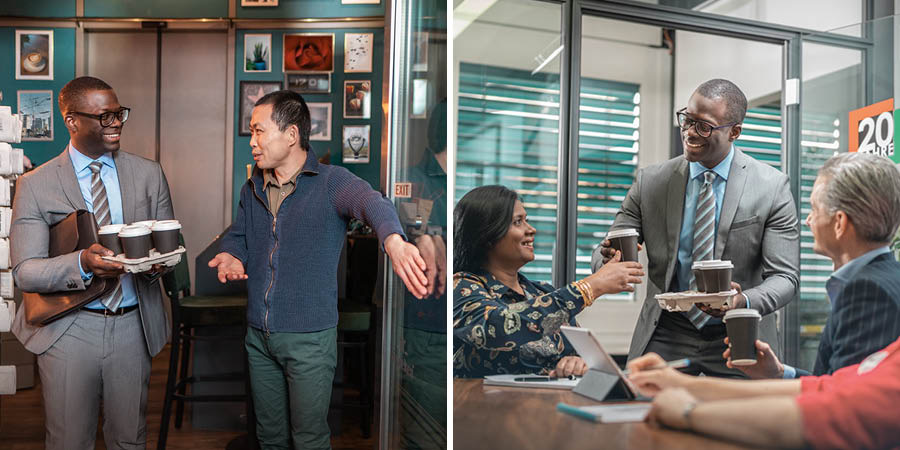 Myndir: 1. Asískur maður heldur dyrum opnum fyrir þeldökkan mann sem heldur á kaffibollum. 2. Þeldökki maðurinn gefur vinnufélögum sínum kaffi. Þar á meðal er indverska konan.