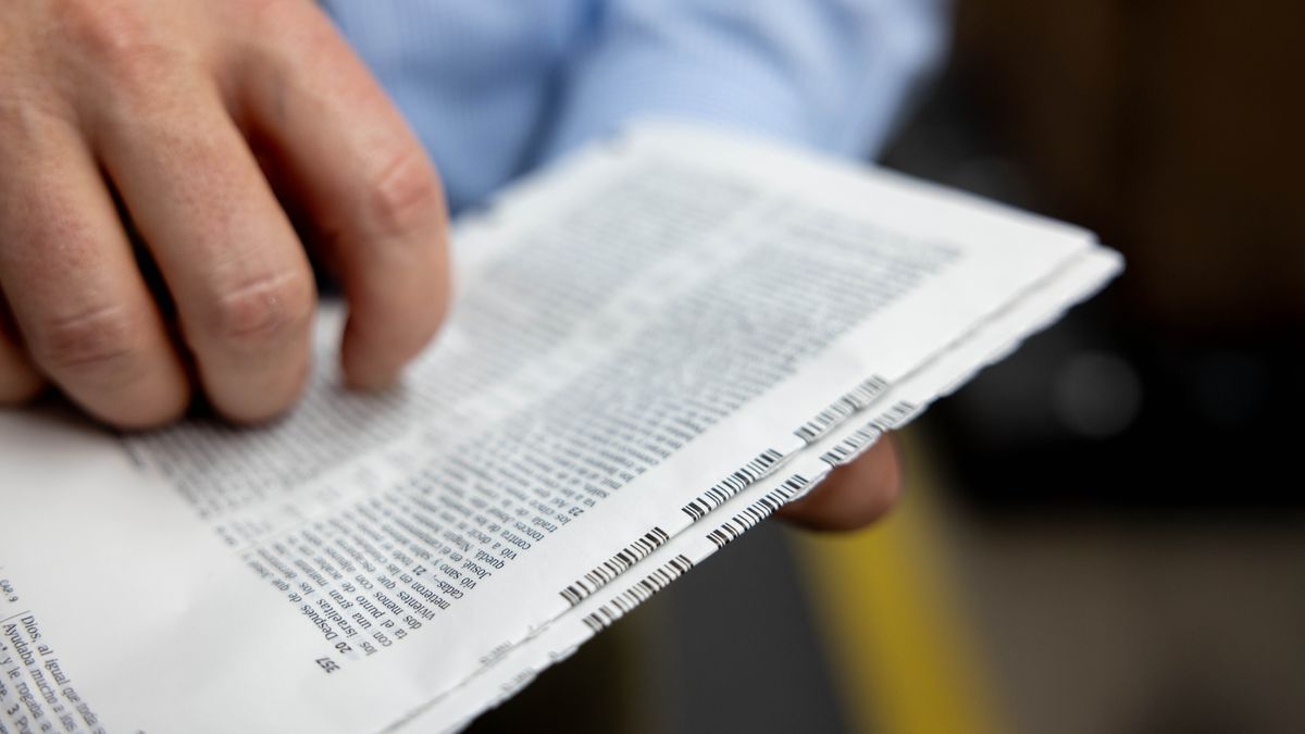 Bróðir ber saman strikamerki tveggja hluta úr Biblíunni.