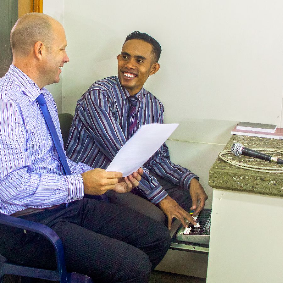 Benjamin ræðir við heimamann í söfnuðinum við hljóðdeildina í ríkissalnum.