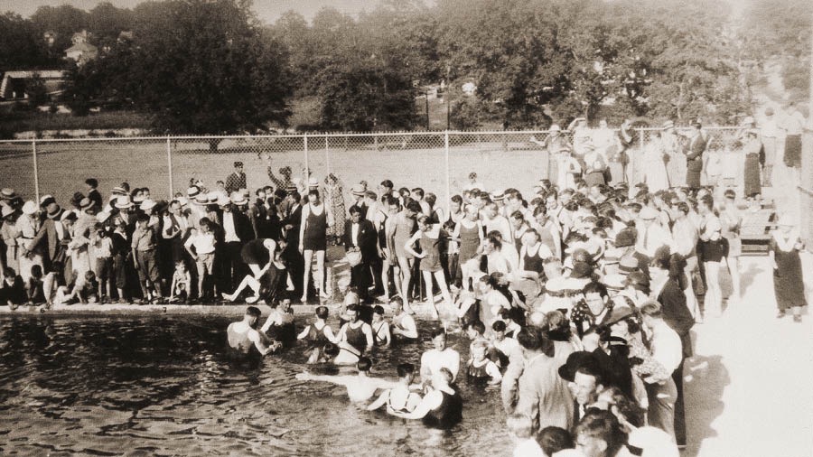 Margir með von um að lifa að eilífu á jörð láta skírast á mótinu 1935.