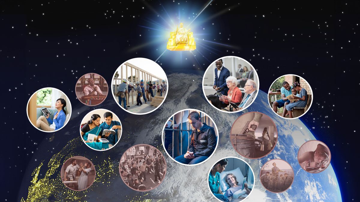 Jesús situr í hásæti yfir jörðinni og fylgist með tvenns konar hópum fólks. Innfelldar myndir: Bræður og systur tilbiðja Jehóva. 1. Systir heldur á spjaldtölvu og horfir til himins. 2. Hjón lesa í Biblíunni. 3. Bræður og systur vinna við byggingarverkefni á vegum safnaðarins. 4. Bróðir situr í fangaklefa og biður til Guðs. 5. Eldri systir svarar á samkomu. 6. Systir býður heilbrigðisstarfsmanni smárit meðan hún liggur á spítala. 7. Faðir les í Biblíunni með fjölskyldu sinni. Innfelldar myndir: Menn og konur haga sér gagnstætt meginreglum Biblíunnar. 1. Maður í spilavíti biður til Guðs. 2. Maður lemur konu. 3. Reiðir mótmælendur. 4. Vopnaður maður eltir konu í bílastæðahúsi. 5. Prestur biður fyrir hermönnum. 6. Kona neytir eiturlyfja.