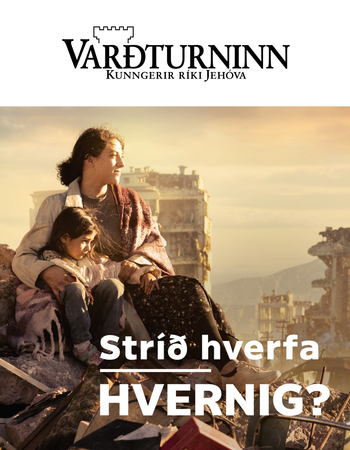 Kona heldur utan um unga dóttur sína þar sem þær sitja á rústahaug í borg sem hefur verið lögð í rúst í stríði. Allt í kringum þær eru hús í rústum.