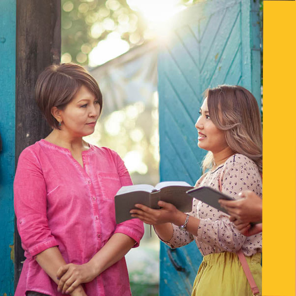 Collage: 1. Una famiglia felice osserva dei pesci rossi. 2. Due testimoni di Geova esaminano un versetto biblico con una donna davanti a casa sua. 3. Una coppia studia la Bibbia con l’aiuto di pubblicazioni bibliche. 4. Una Bibbia aperta. 5. Una coppia mostra un video basato sulla Bibbia a una donna lungo un viale.