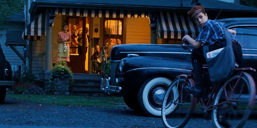 Ricostruzione: negli anni ’40 un ragazzino in bicicletta si guarda alle spalle con circospezione mentre consegna pubblicazioni bibliche vietate.