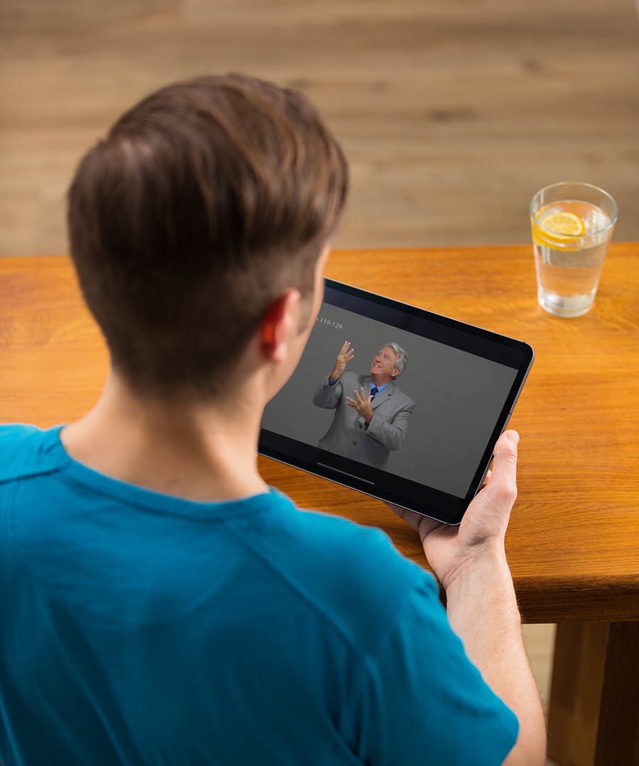 Un uomo legge la Bibbia