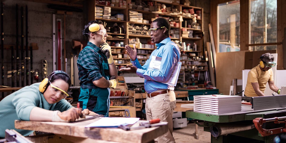 Operai in una falegnameria