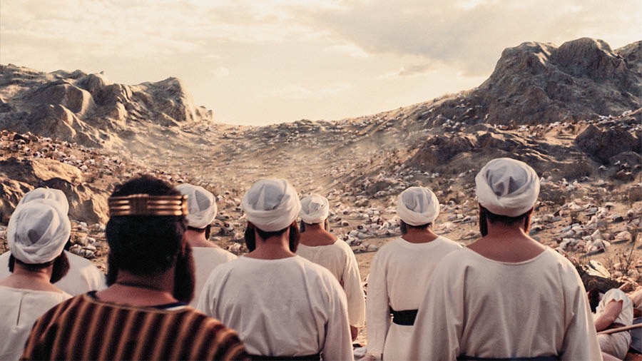 Una scena del video “Eventi futuri che richiederanno coraggio”. Giosafat e altri israeliti del regno di Giuda arrivano sul campo di battaglia e scoprono che nemmeno un soldato nemico è sopravvissuto.