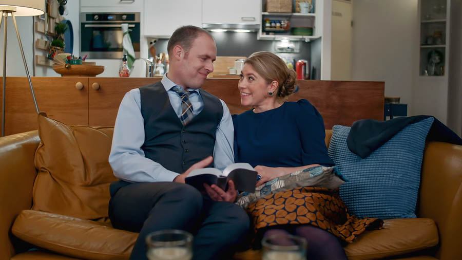 Una scena del video “Mostriamo l’amore che non viene mai meno in famiglia”. Dopo essere tornati a casa dall’adunanza, un marito e sua moglie ragionano insieme su un passo biblico.