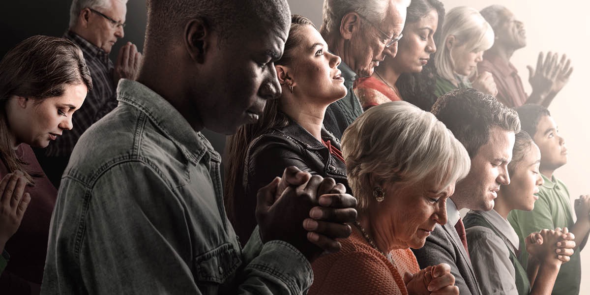 Persone di età e nazionalità diverse che pregano.