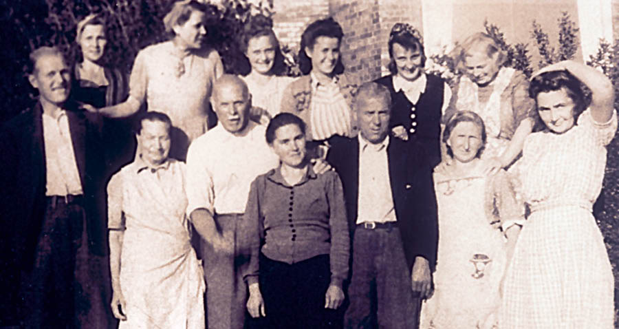 Un gruppo di testimoni di Geova sopravvissuti al campo di Stutthof.