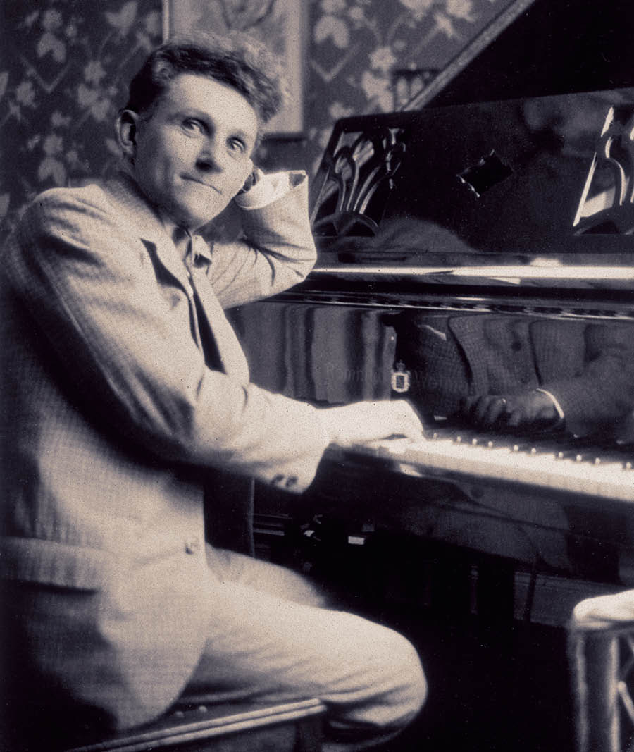 Erich Frost seduto davanti a un pianoforte.