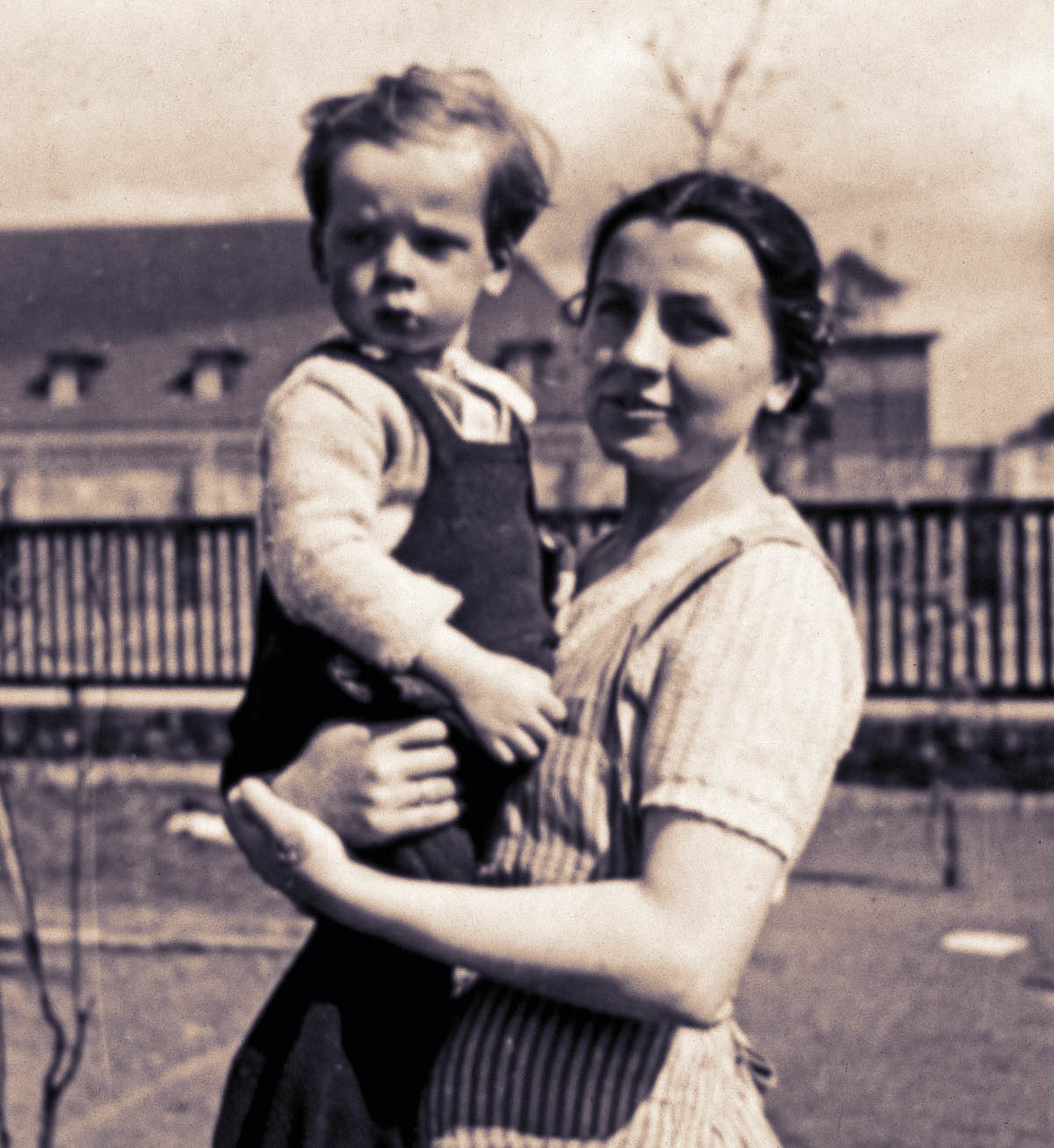 Gertrud Poetzinger tiene in braccio il figlio di un militare.