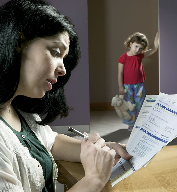 Madre che rivede il bilancio familiare