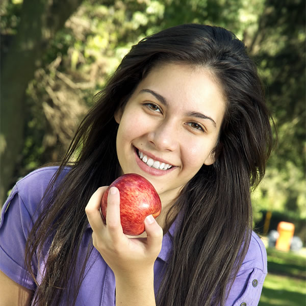 Ragazza che mangia una mela