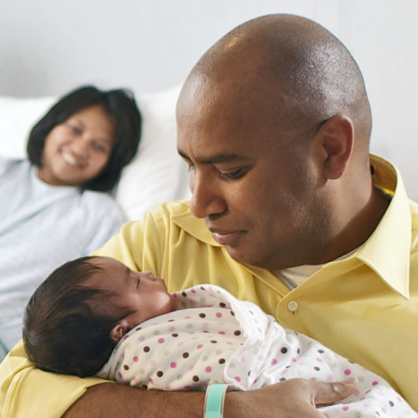Padre e madre con neonato