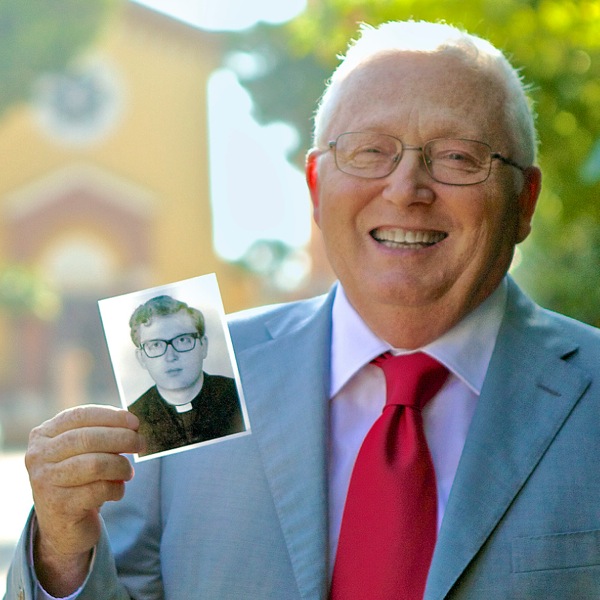 Antonio Della Gatta con una foto di quando era un giovane sacerdote