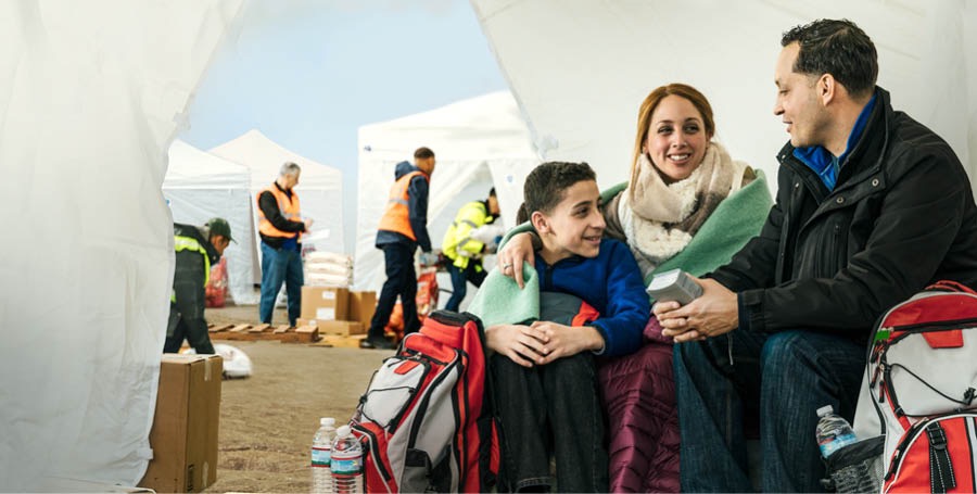 Una famiglia riprende le proprie abitudini dopo un disastro