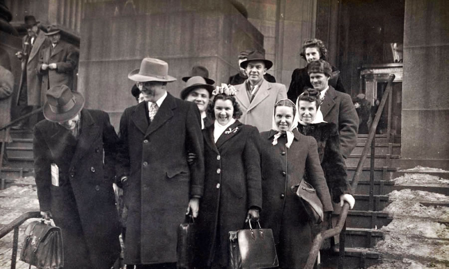 Fratelli e sorelle, tra cui Hayden Covington e Glen How, gioiosi mentre lasciano un tribunale