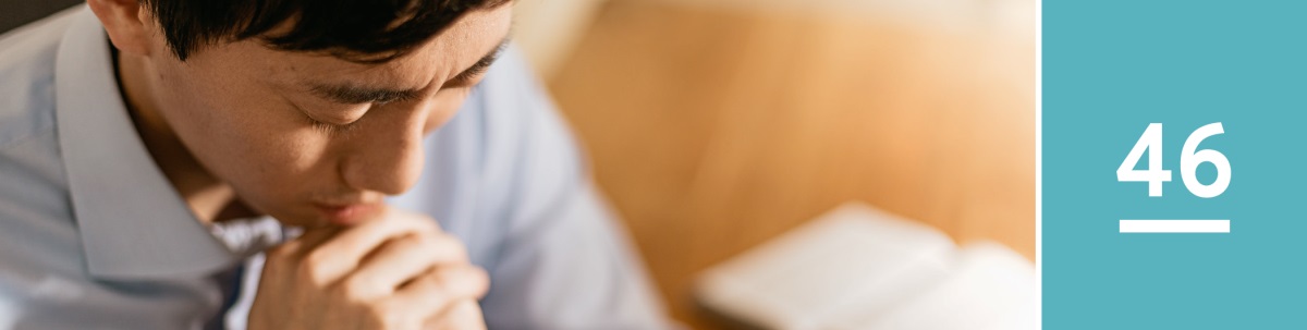 Lezione 46. Un uomo prega da solo.