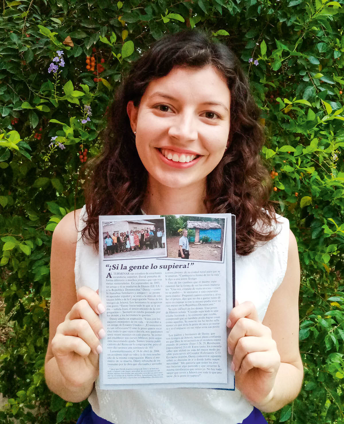 Abi tiene in mano l’articolo di “Svegliatevi!” sul servizio di Davey nella Repubblica Dominicana.