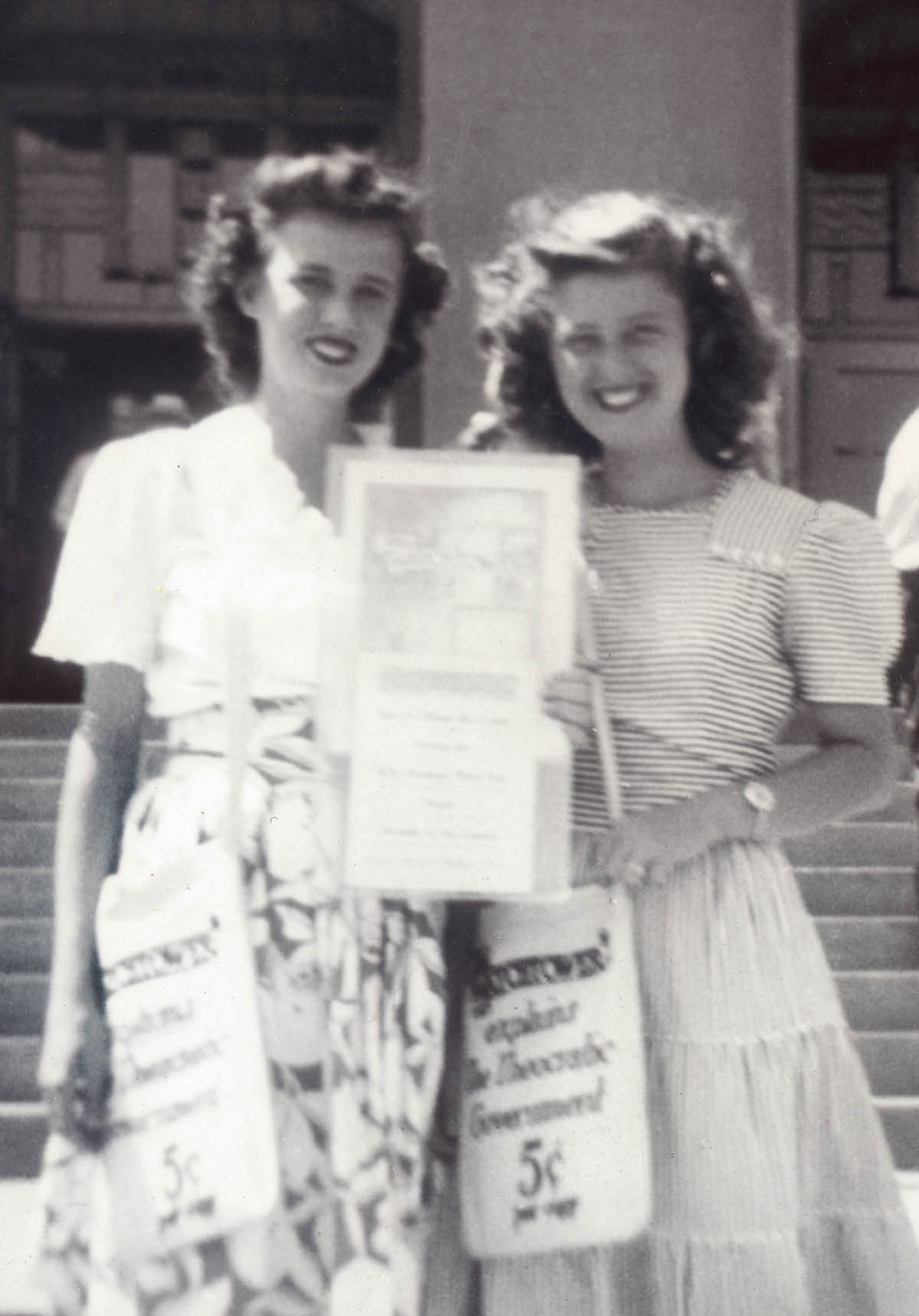 Lorraine e Camilla danno testimonianza per strada (1944).